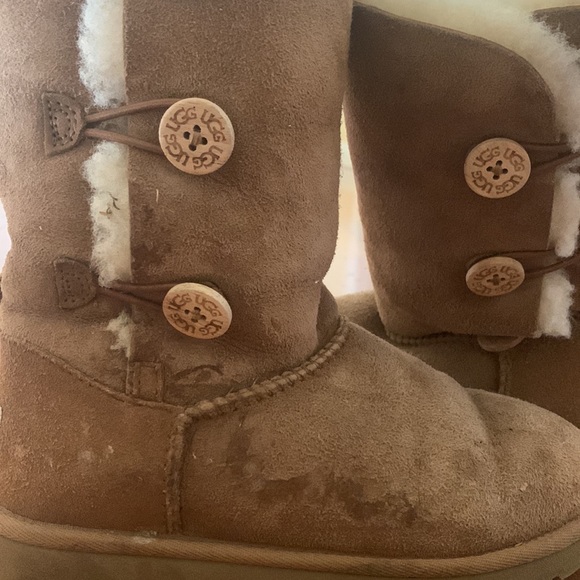 UGG Girls’ Bailey Button Triplet Boots - Picture 4 of 6